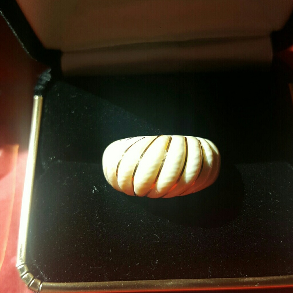 For @razzledazzle65 14k yellow gold and ivory looking ring 😉